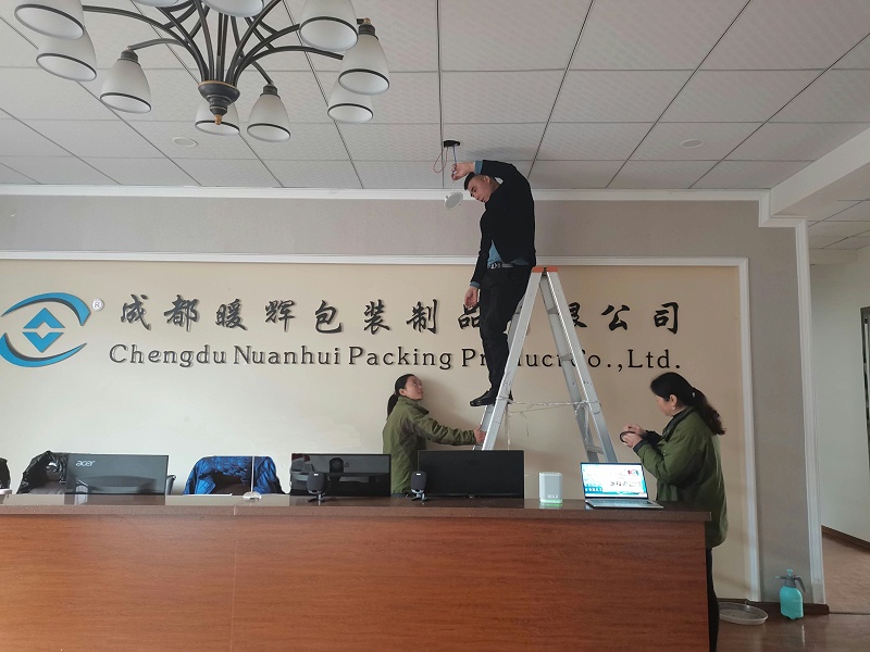 老板親自換燈